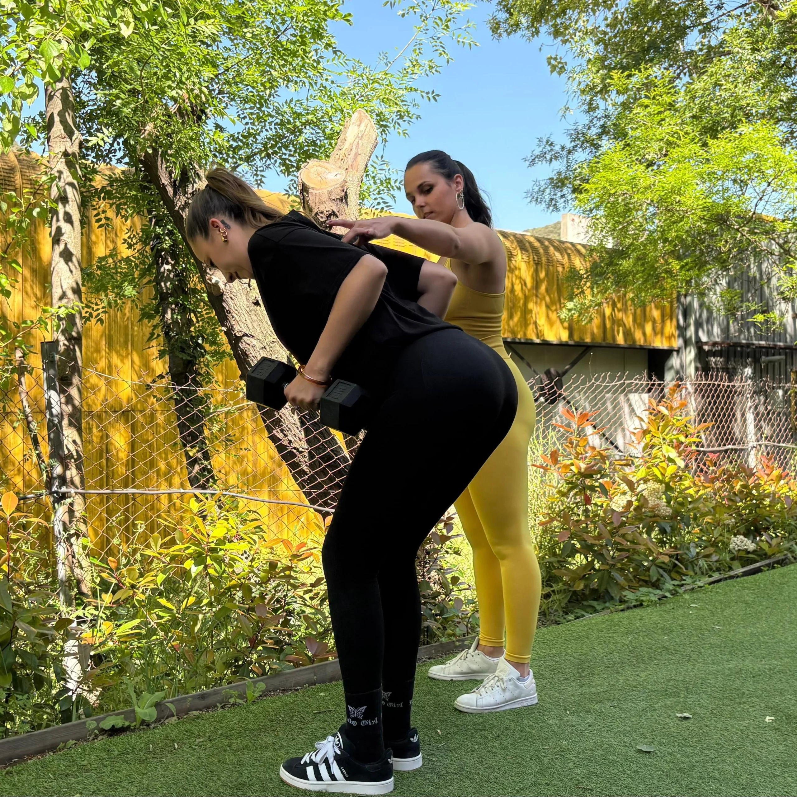 offre-découverte (1) Photo de Zoé Coaching avec une femme faisant un exercice de tirage buste penché