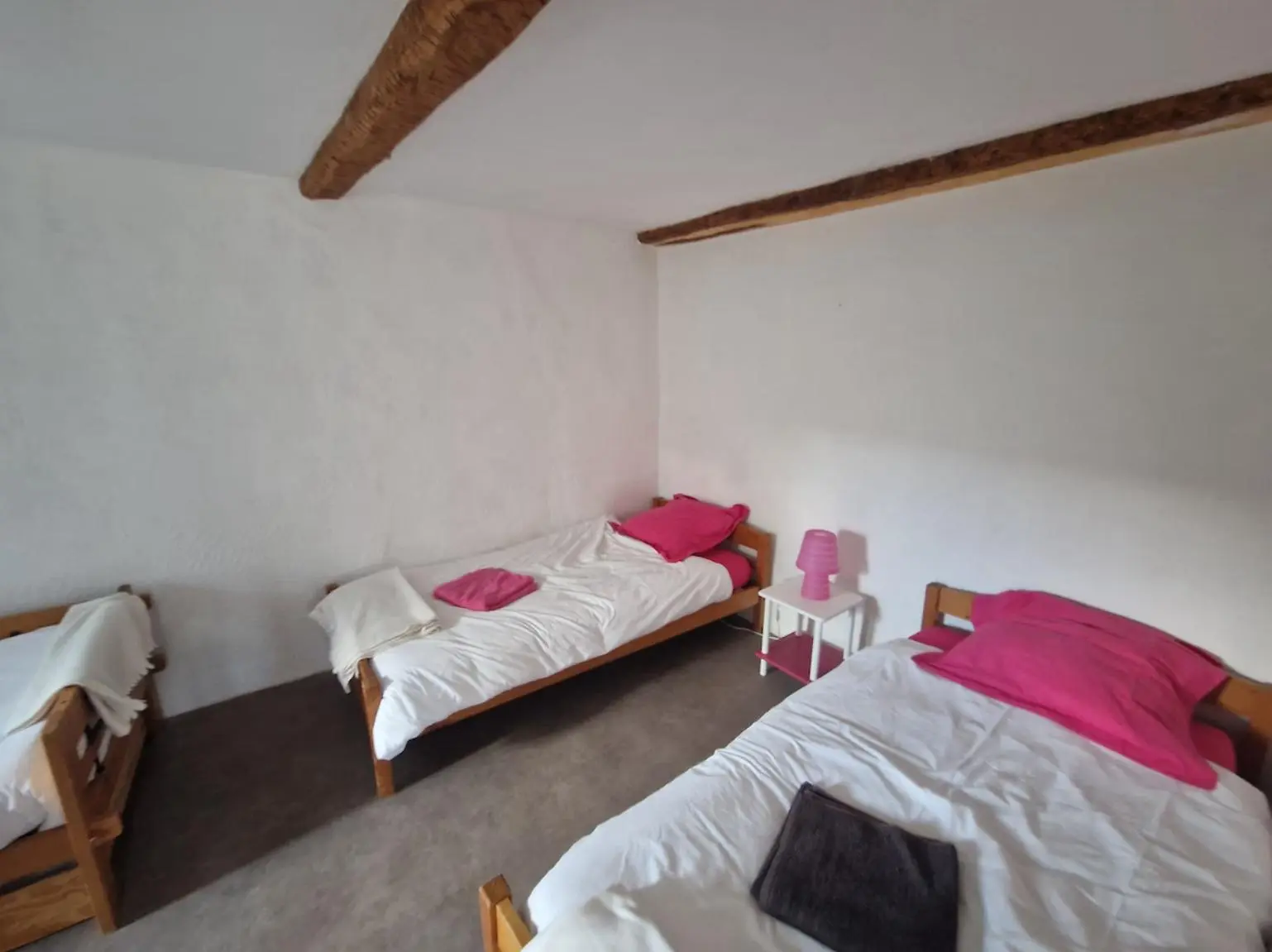 Chambre avec trois lit simple Chambre avec trois lit simple