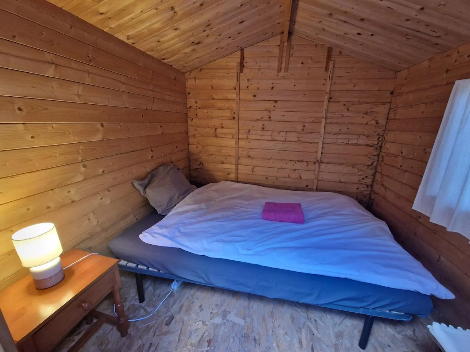 WhatsApp-Image-2025-06-05-at-15.50.33-_4_ Lit double Dans un petit chalet